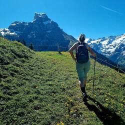 Der Rigidalalp entgegen mit dem Hahnen im Blick ...
