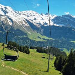 Mit Sesselbahn und Luftseilbahn ...