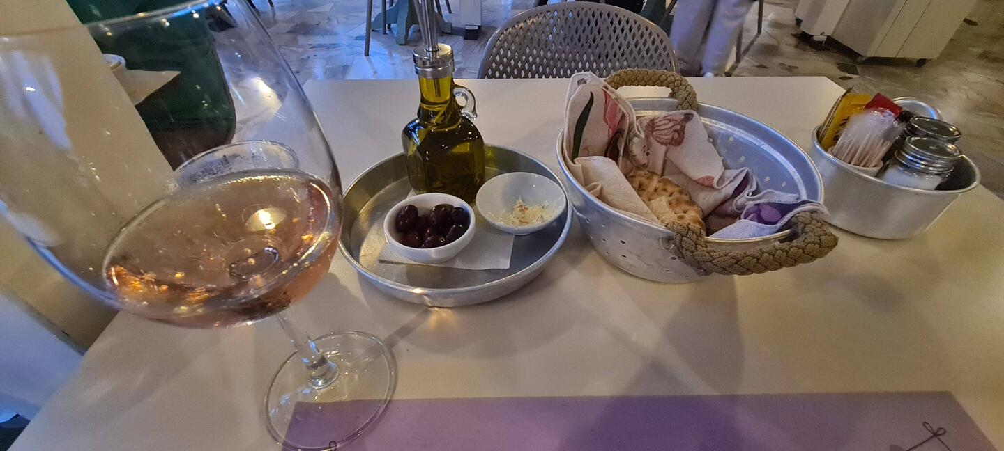 Pitta mit Dip und Oliven,Dazu diesen wahnsinnig leckeren Wein