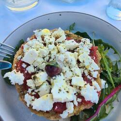 Dakos, ein Gerstenzwieback mit Tomaten, Feta, Salat, Olivenöl ! Muss man probiert haben !