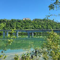 Auf der anderen Drauseite Schloss Hollenburg.