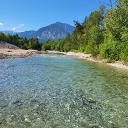 Dieser Bach ist gut zum Füße kühlen.
