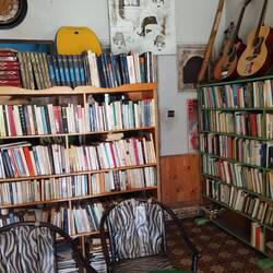 Buch-Café von drinnen, Musizieren erlaubt! 📖🎸☕
