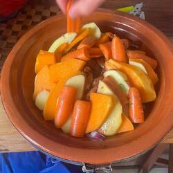 Wir versuchen, selbst Tajine zu kochen.