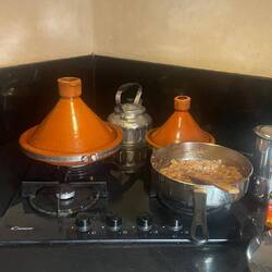 Tajine steht auf dem Herd, es riecht inzwischen etwas angebrannt, aber mal schauen, wie sie wird 🤷