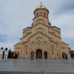 Holy trinity cathedral - Dreifaltigkeitskirche grösstes christliches Bauwerk in Georgien