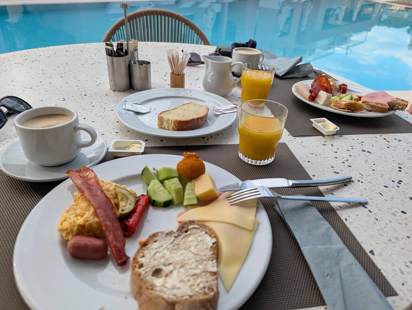 Frühstück am Pool