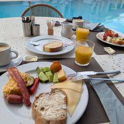 Frühstück am Pool