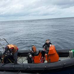 Unsere dive guides müssen noch mal runter, die Ferox hat sich in Netzen verheddert