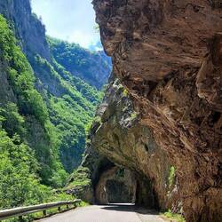 Wilde Strasse... die Tunnels rauh im Felsen...