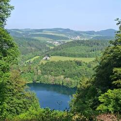Gemünder Maar, im Hintergrund der Nerother Kopf