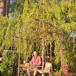 Im Garten von Carol & Clive lassen wir den Abend noch bei einer Flasche Wein ausklingen.