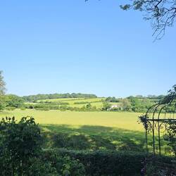 Der Garten reicht bis ans Ufer des Flüsschens Teise.