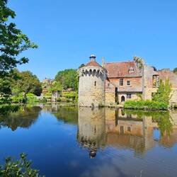 ...das wie ein verwunschenes Märchenschloss romantisch in einem See liegt.