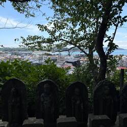 Die Aussicht aufs Meer vom Hasadera-Tempel aus.