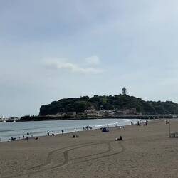 Das ist der Strand vor Enoshima mit den Surfern, die auf die Wellen warten.