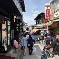 Die Gasse in Enoshima, die Meer und Tempel verbindet.