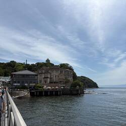 Auf der Brücke vom Festland auf die Insel Enoshima.