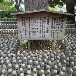 Die Jizō-Figuren stehen für verstorbene Kinder oder ungeborene Seelen.