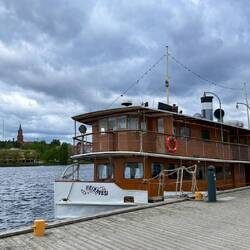 Nostalgische Dampfschiffe liegen hier für Rundfahrten ab 01.06. bereit.