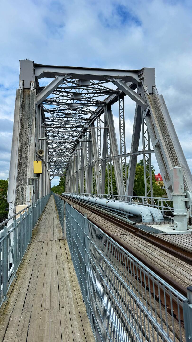 Fussgänger & Bahnstrecke auf derselben Brücke