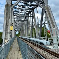 Fussgänger & Bahnstrecke auf derselben Brücke