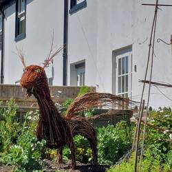 Dino im Garten an der Jurassic Coast