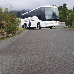 Der Bus steckt in der Hotelauffahrt fest