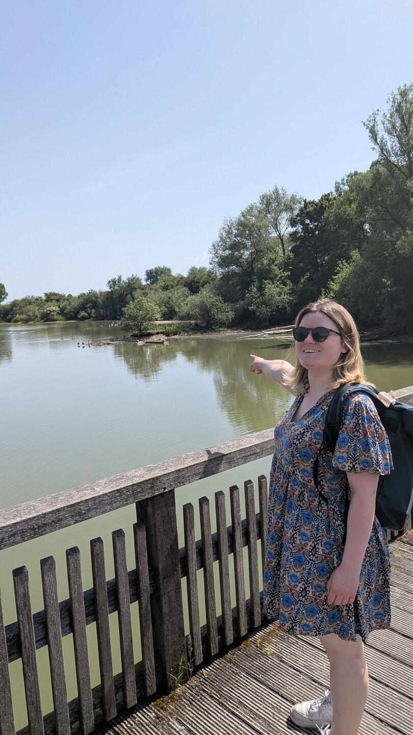 Marlene zeigt auf Gänse