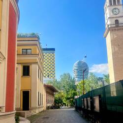 Petite rue en périphérie du centre-ville