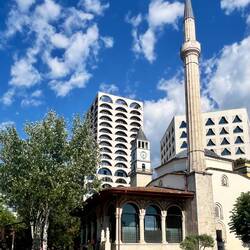 La mosquée ancienne, magnifique, au milieu de l'architecture moderne