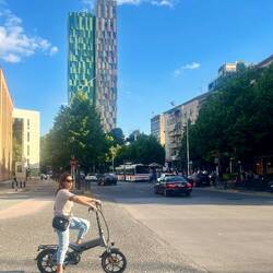 Le vélo a aussi sa place en ville avec quelques rares pistes cyclables