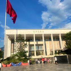 Un peu plus classique, un peu plus communiste, le gigantesque théâtre de Tiranë