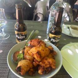 Korsische Beignets au Brocciu sind luftig-frittierte Krapfen mit einem Kern aus Schafskäse