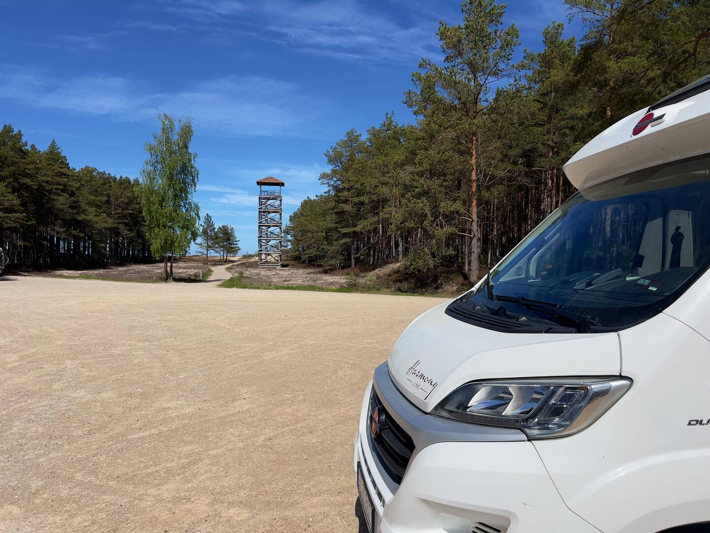 Kostenloser Schotterparkplatz mit Aussichtsturm