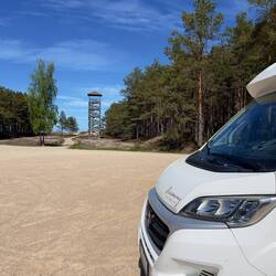 Kostenloser Schotterparkplatz mit Aussichtsturm