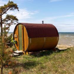 Am Strand Richtung Kap Kolka findet man diese Fasshäuschen.