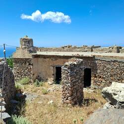 Cheminées traditionnelles dans le mini-village 2/3 fantôme d'Agios Theodoroi