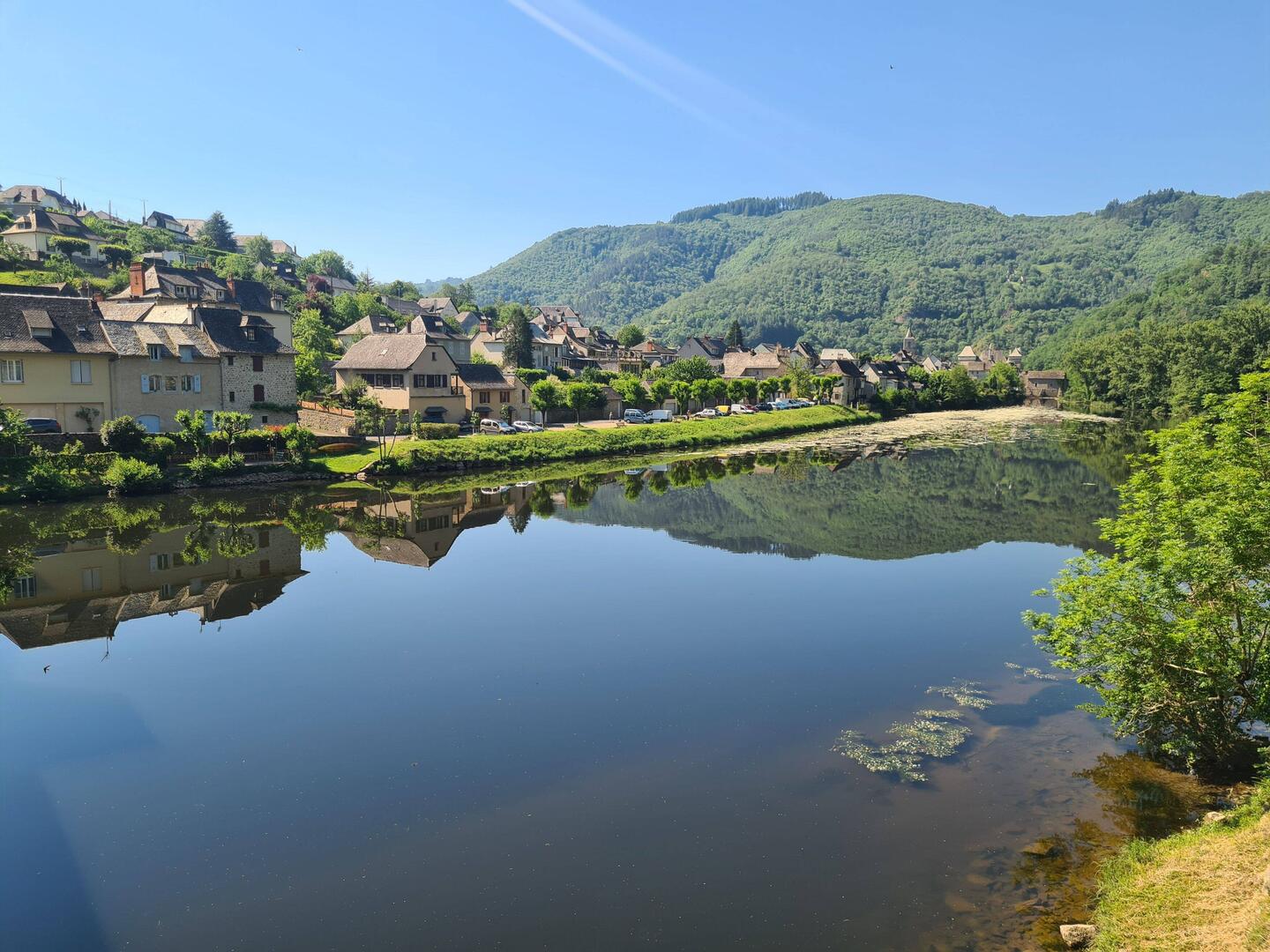 Glasklare Spiegelung vom Dorf Entraygues (Nordseite)