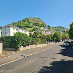 Am Fusse der Marienstatue klebt ein mittelalterliches Dorf am Hang