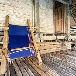 Ikat Weberei (im Westen einfache Streufenmuster), Büffelschädel als Treppe