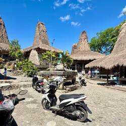 Moderne Motos im traditionellen Dorf
