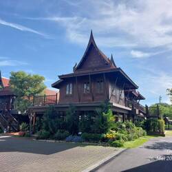 Teakholzhaus im traditionellen Thaistil auf Stelzen