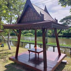 Das ist eine Sala, ein schattiger Pavillon zum Ausruhen bei großer Hitze, hier am Ufer eines Khlongs