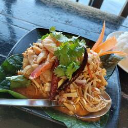 Salat mit Bananenblüten und Shrimps