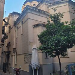 Kirche, die sehr zugebaut wurde
