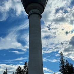 Der Turm ist etwa 75 m hoch.