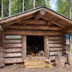Holz ist genügend vorhanden und kann selbst zerkleinert werden.