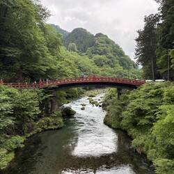 Die Shinkyo-Brücke ist praktisch das spirituelle Eingangstor zu Nikko.