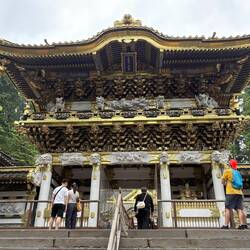 Das prächtige Eingangs-Tor zum Tosho-gu Schrein in Nikko.